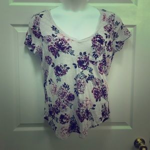 Light grey TORRID v-neck tee with maroon flowers